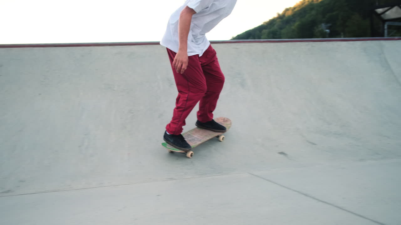 un patinador realizando un truco en un parque de patinaje