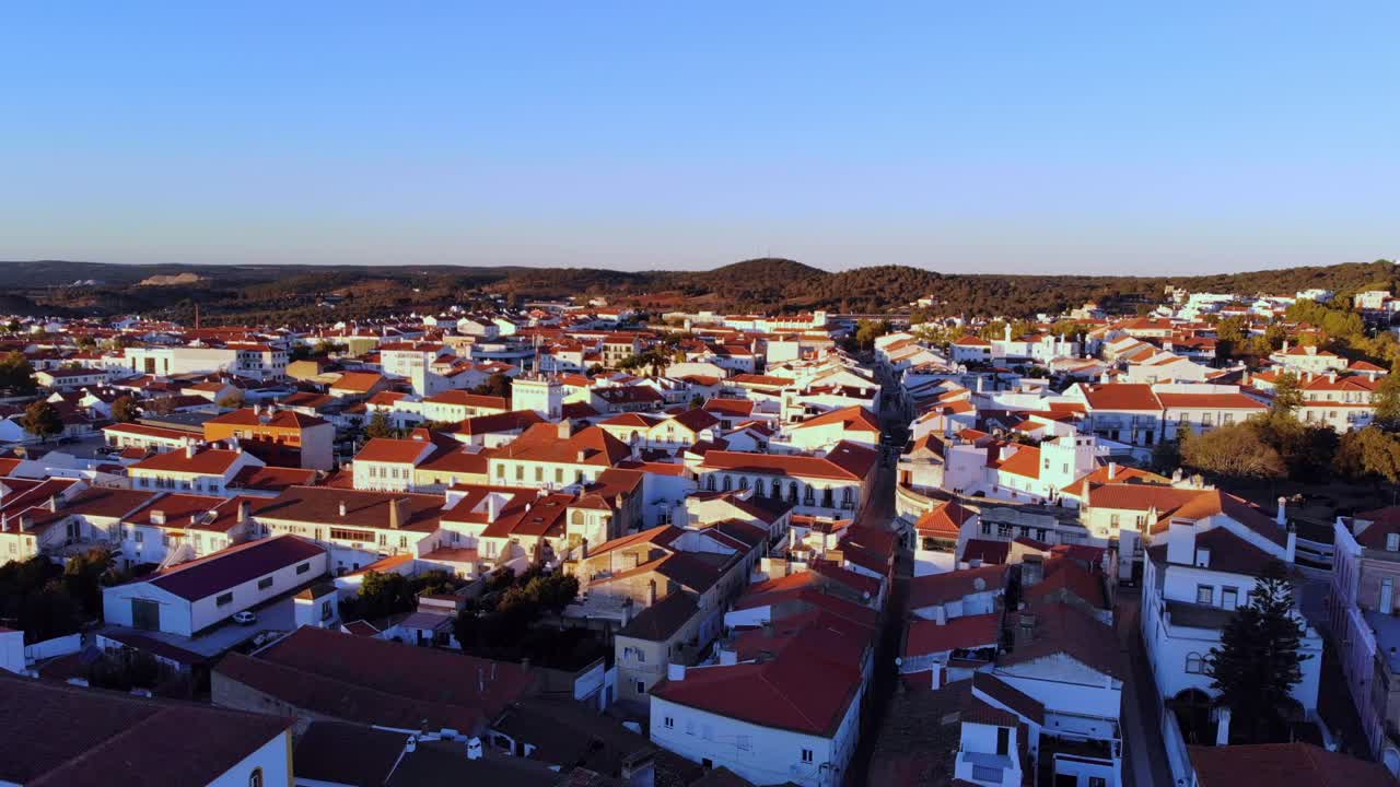 해가 지는 포르투갈의 한 마을의 드론 촬영