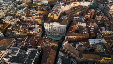 Un-Dron-Asciende-Por-Encima-De-La-Fontana-De-Trevi-En-Roma,-La-Histórica-Capital-De-Italia