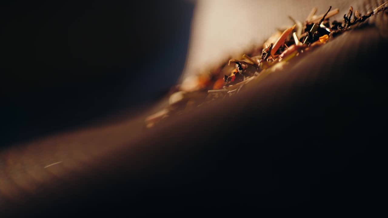 revelando lentamente hojas de té secas al atardecer