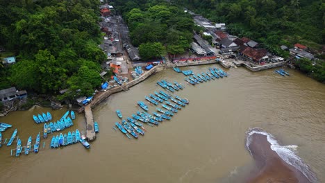 barcos asiáticos rurales tradicionales atracados en la costa de aguas residuales de la india