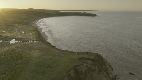 Malerische-Küste-Mit-Fortrose-Cliffs-Touristenziel-Bei-Sonnenaufgang,-Antenne