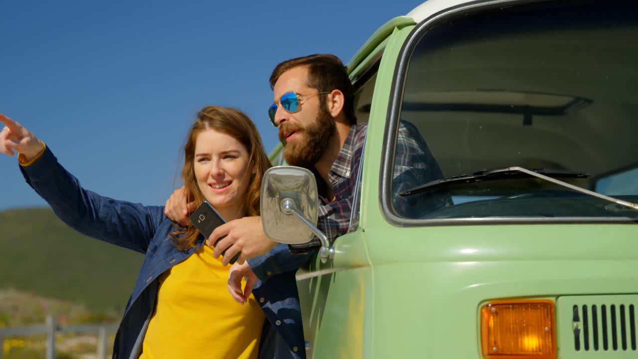 улыбающаяся красивая женщина указывает пальцем, показывая что-то мужчине 4к