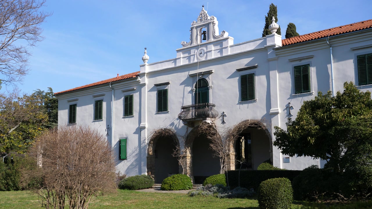 Hotel Convent Adria Ankaran situato a Kraji, Slovenia, su una proprietà verde lussureggiante impreziosita da una splendida vegetazione.