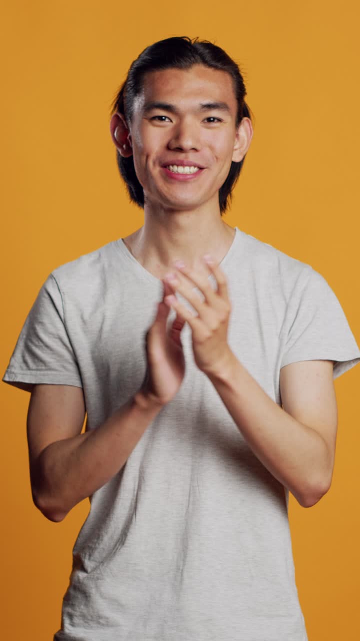 Video verticale: persona sorridente che applaude in studio