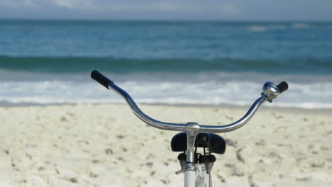 vista de una bicicleta en la playa