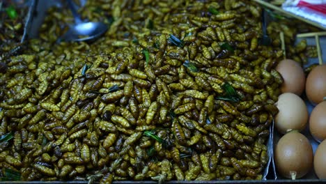 Pupas-De-Gusano-De-Seda-Fritas,-Tua-Mai-Tod,-Comida-Callejera-En-Tailandia