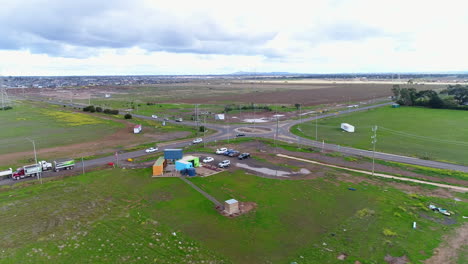 volando sobre campo verde con drone