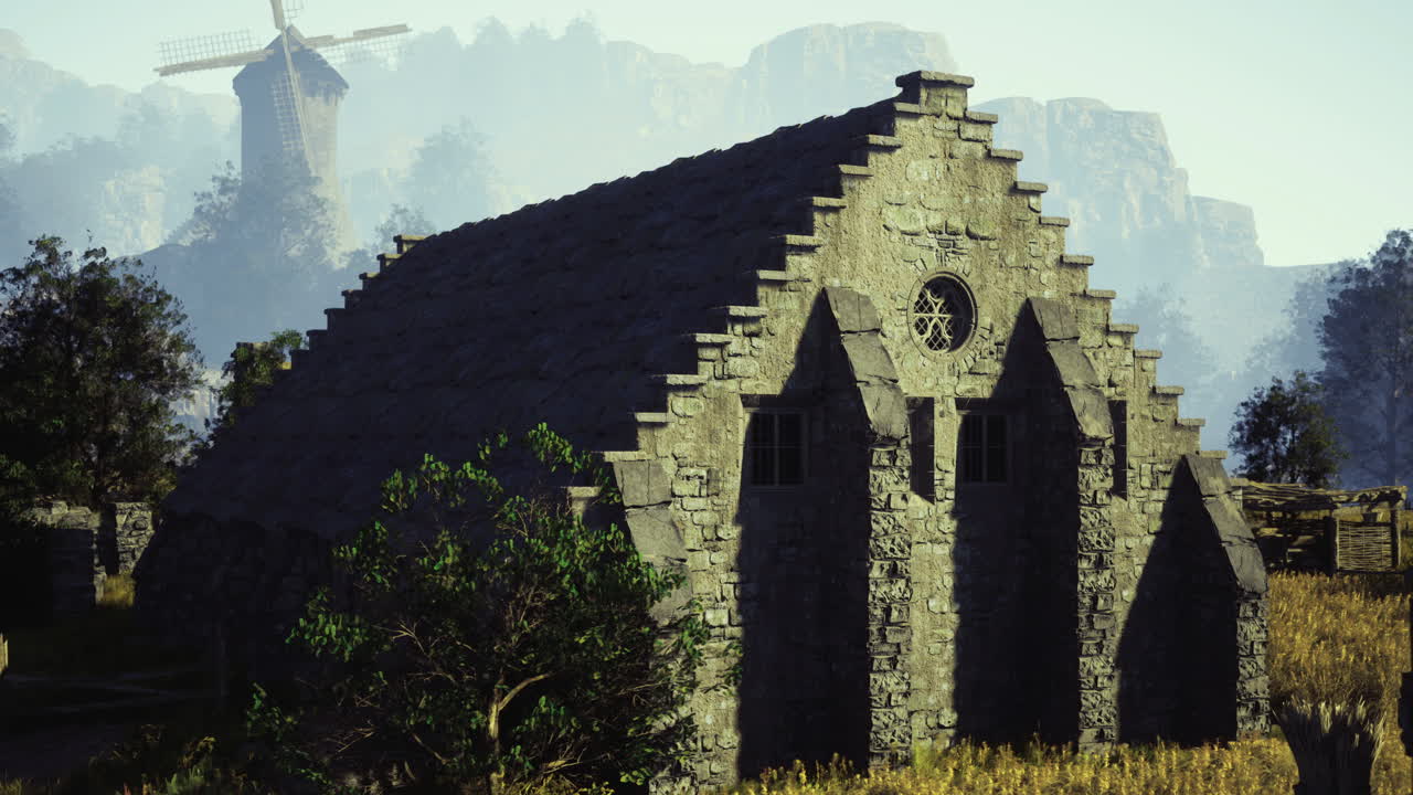 해가 뜨면 풍차 근처의 자연으로 둘러싸인 역사적인 돌 건물