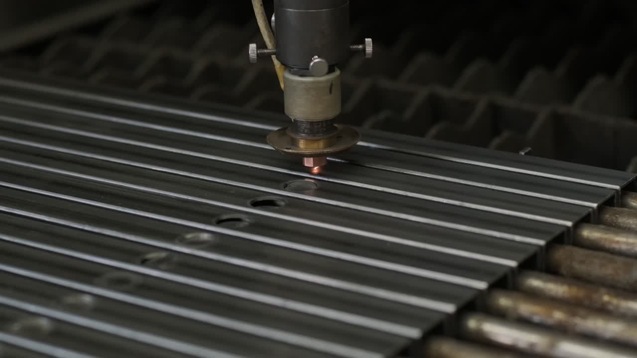 máquina láser industrial moderna con cnc, tecnología de corte de metal. corte láser de tubos de acero en una fábrica moderna. láser corta agujeros en el tubo.