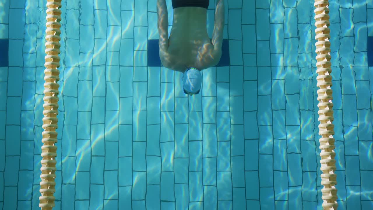 Perenang berlatih di kolam renang