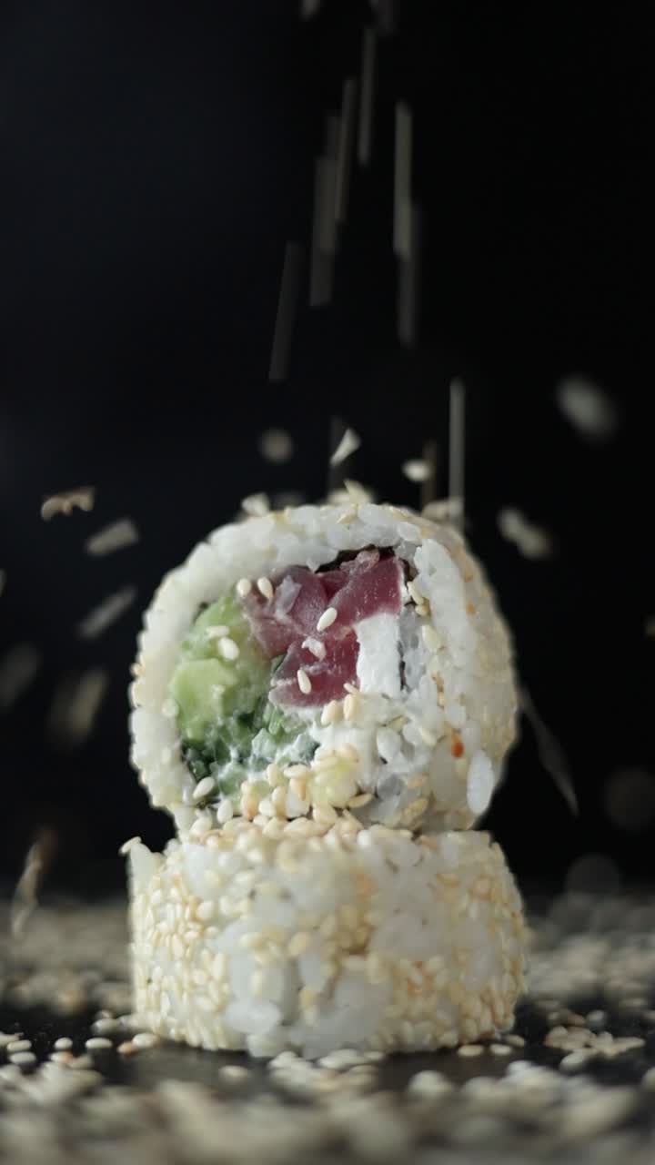 rollo de sushi recién preparado con sésamo