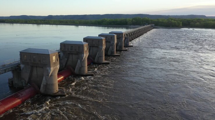 presa fluvial y vía fluvial