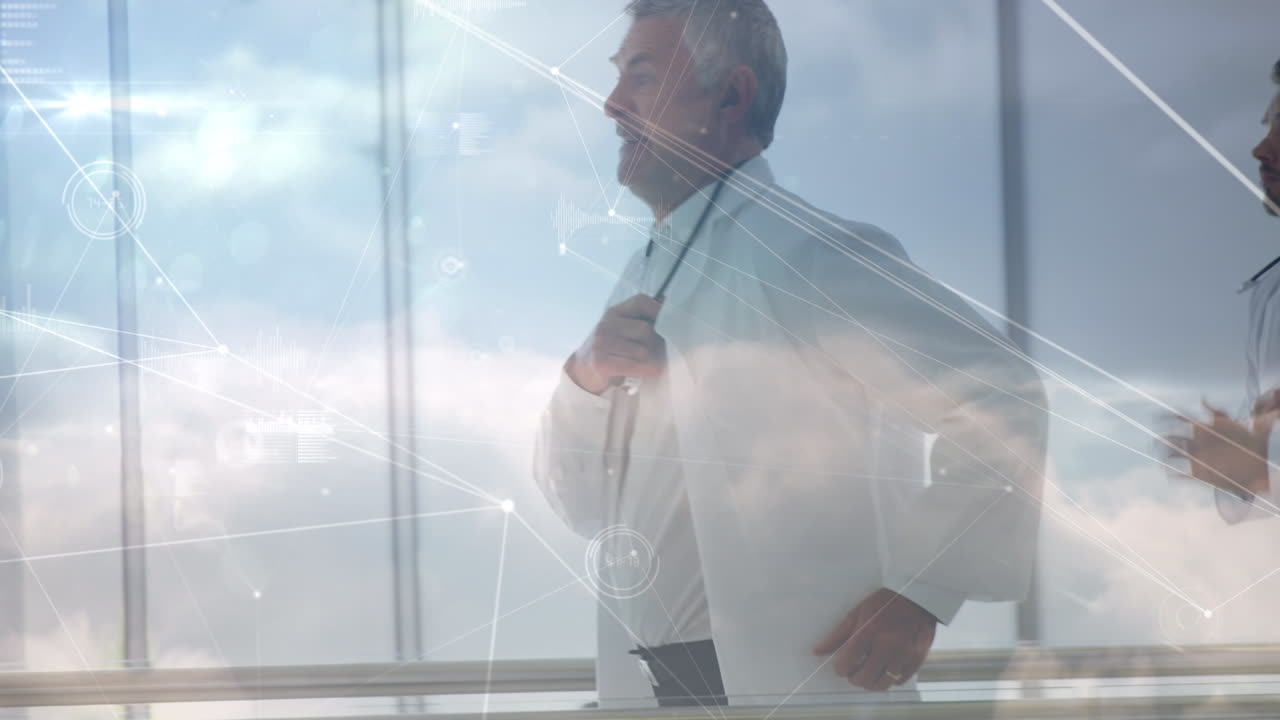 animación de las conexiones a través de los médicos varones caucásicos senior corriendo