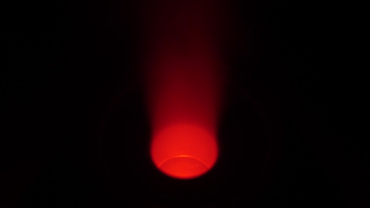 un humidificador con una luz circular roja en el medio