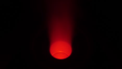 un humidificador con una luz circular roja en el medio
