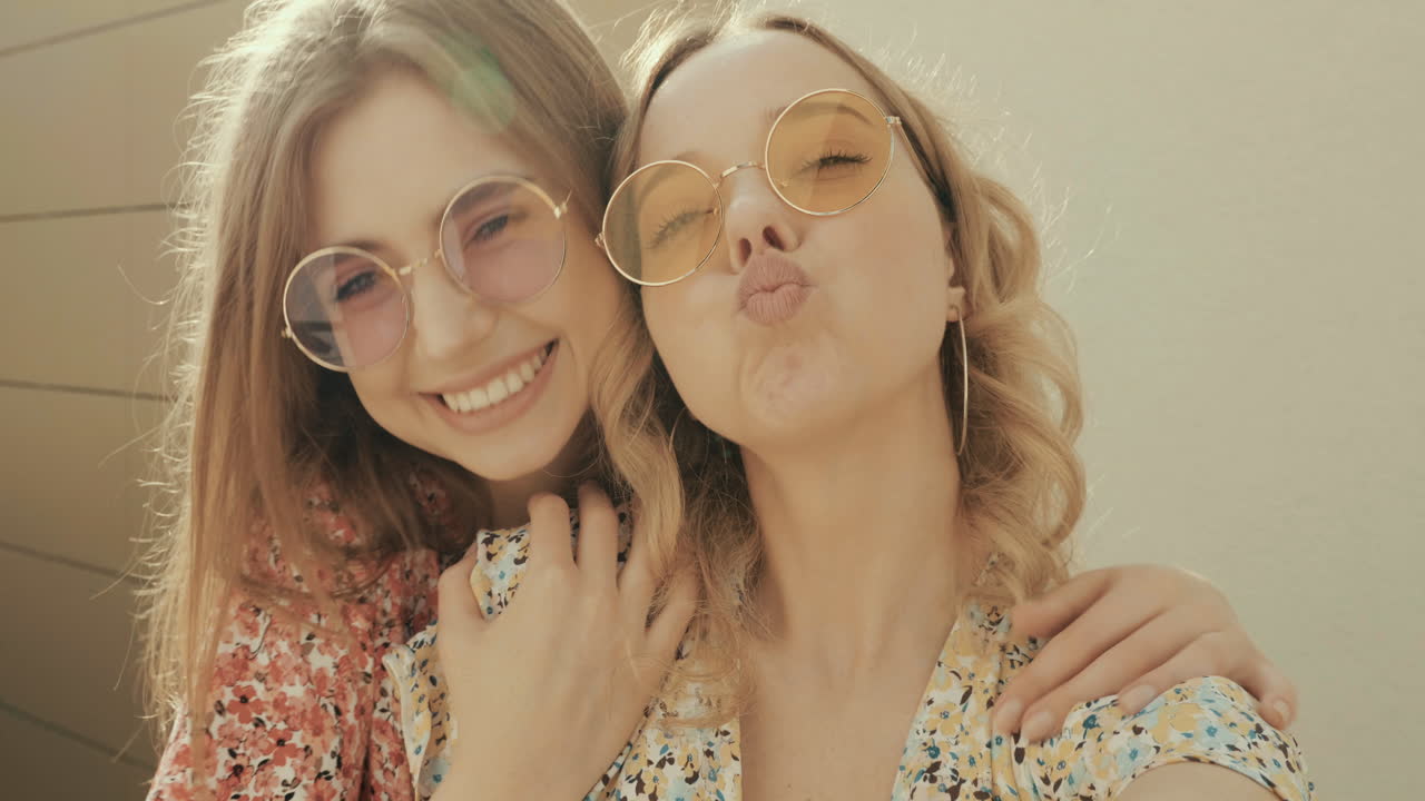 dos amigos felices tomando una selfie