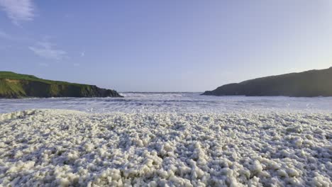 Meeresschaum-Bläst-Strand-Im-Frühlingssturm-Kilmurrin-Cove-Copper-Coast-Waterford-Irland