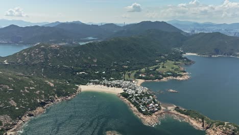 toma aérea de 4k del pueblo y la playa en shek o, hong kong
