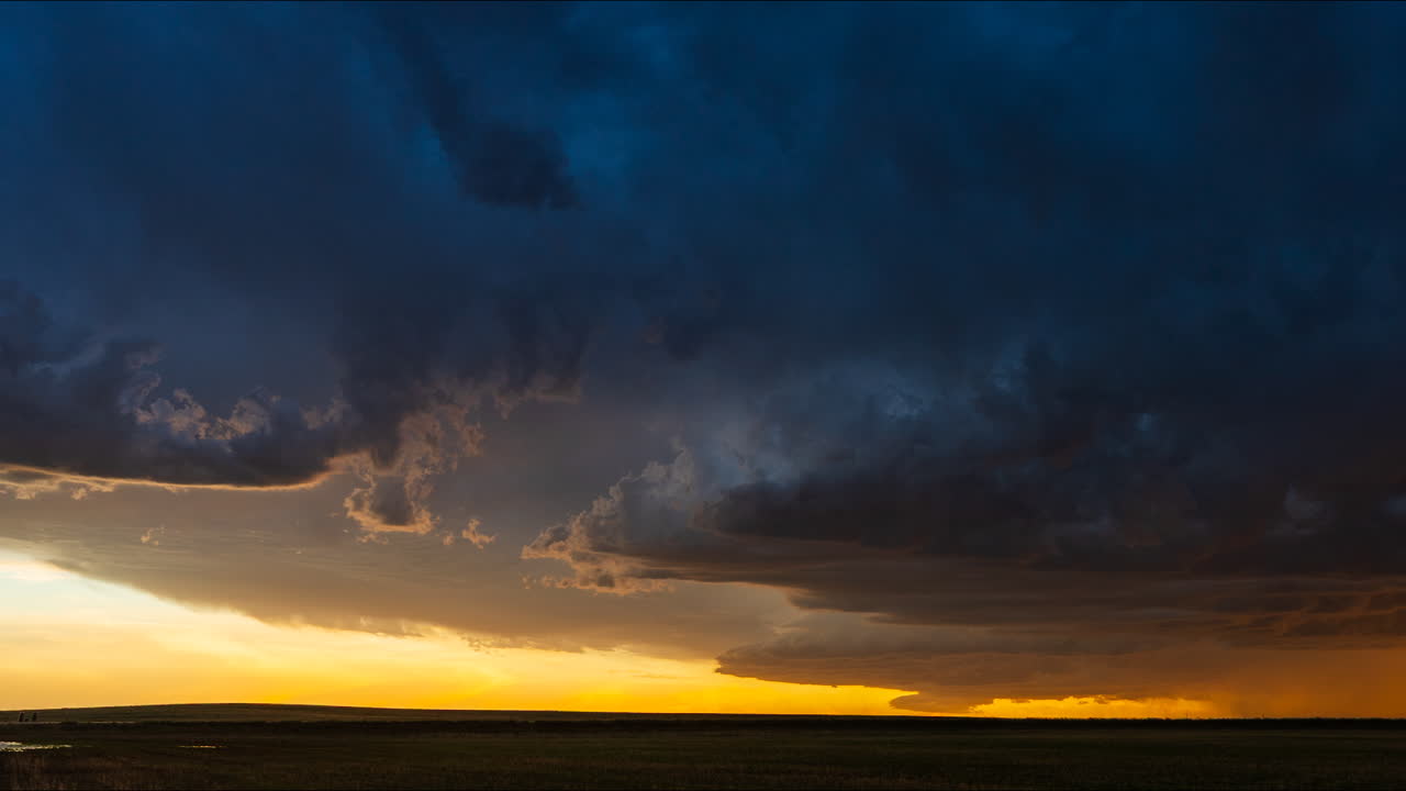 해가 지는 동안의 폭풍우