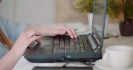 joven empresaria escribiendo respuesta al correo electrónico del cliente mujer escribiendo en el teclado 3