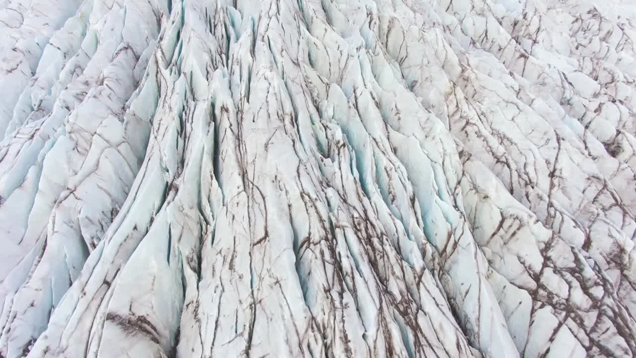 el dron 4k captura tomas cinematográficas aéreas únicas de los glaciares de islandia dentro del parque nacional de islandia, que se asemejan a cuchillas afiladas de hielo