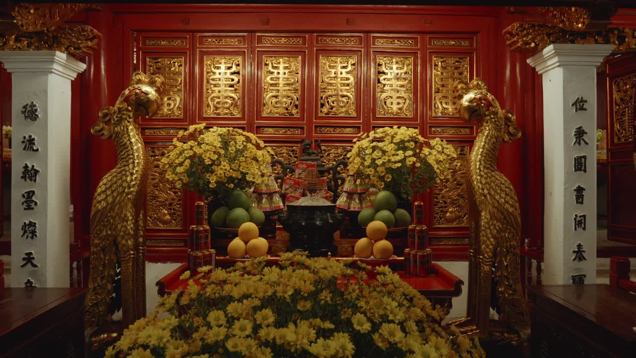 dentro del templo ngoc son en hanoi, vietnam, un altar adornado con flores y frutas se encuentra en el centro, irradiando una energía serena y espiritual