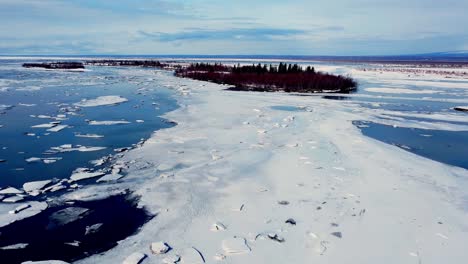 video aéreo de 4k 30fps de la ruptura de primavera, en el río knik, entre anchorage y wasilla, alaska