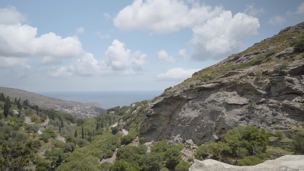 Vista panoramica del paesaggio montano sull'isola greca di Andros, nell'Egeo.