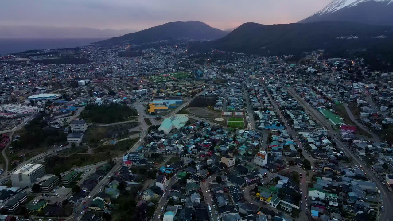 drone filmado volando sobre ushuaia, argentina durante la puesta de sol mientras se desplaza hacia abajo