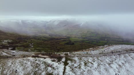 Vista-Aérea-Mam-Tor,-Revelar-Valle-En-Distrito-Pico-Montaña-Invierno-Nieve