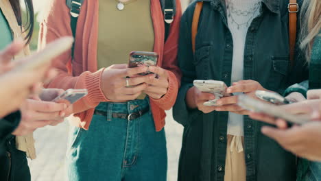 manos, teléfono y círculo con amigos