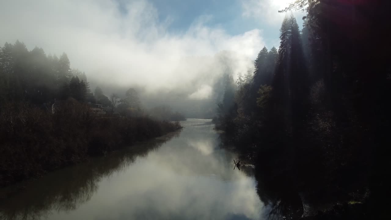 río brumoso por la mañana con nubes bajas
