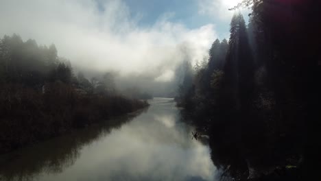 Río-Brumoso-Por-La-Mañana-Con-Nubes-Bajas