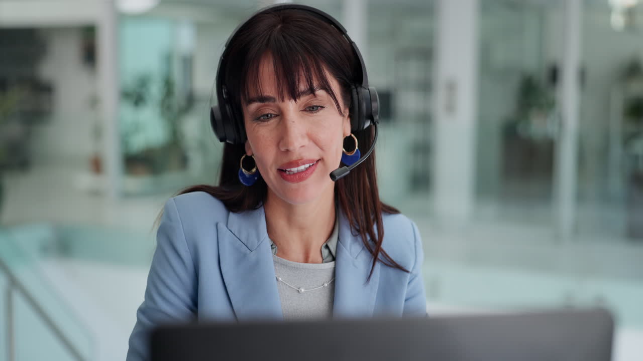 Donna felice con auricolare che parla e sorride in ufficio