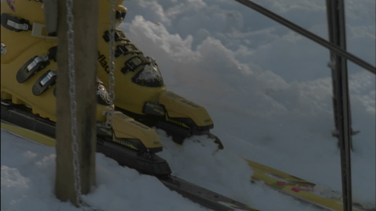 un esquiador despega de una línea de salida