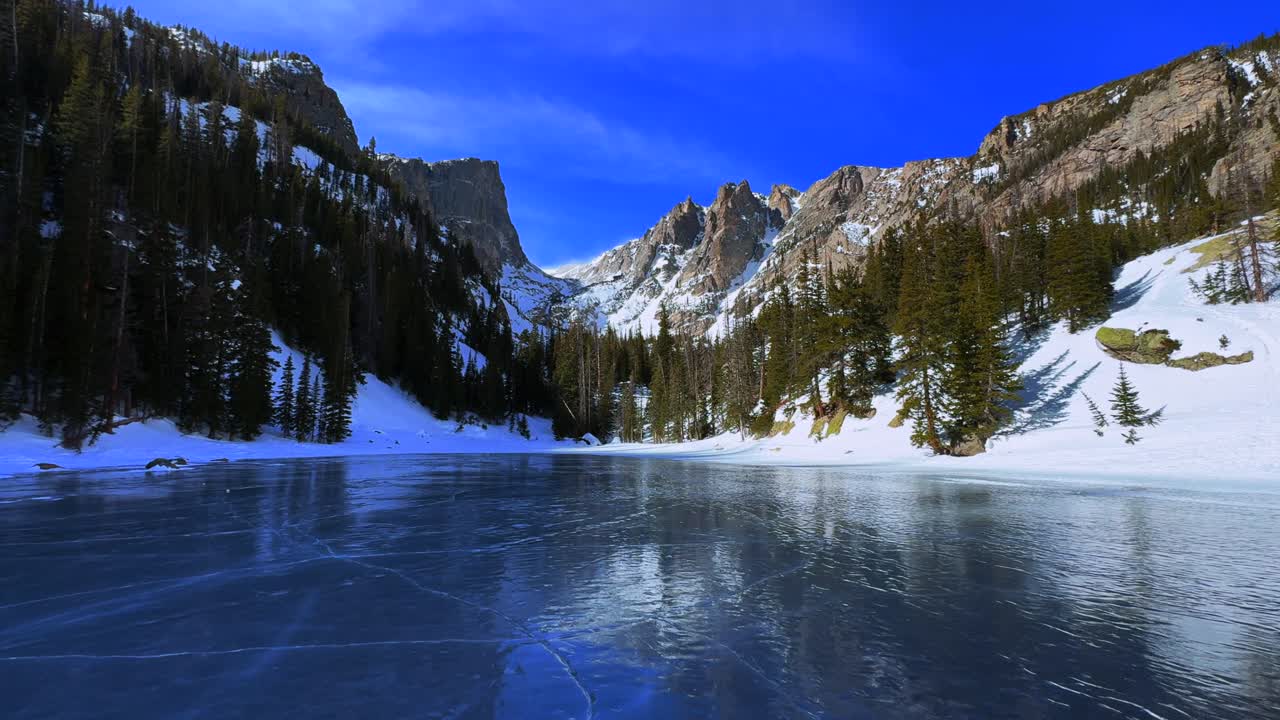 Dream Lake, talvi, kirkas syvän sininen jää, Kalliovuorten kansallispuisto (RMNP) Colorado, Emerald Lake, jäätynyt maisema, korkea-alppinen Bear Lake -polku, Hallett Peak, aurinkoinen sininen taivas, Flattop Mountains, loitontuva näkymä.
