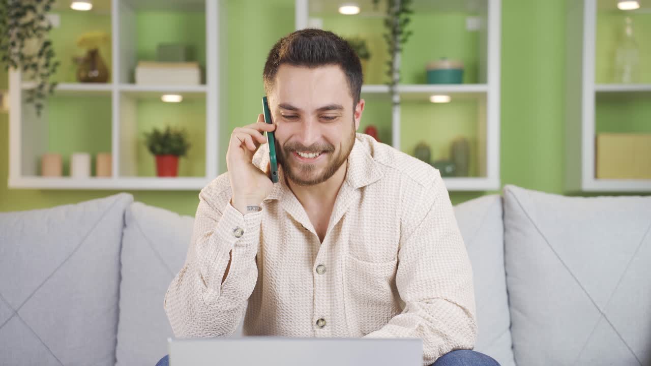 el hombre que hablaba por teléfono estaba feliz con las noticias que recibió.