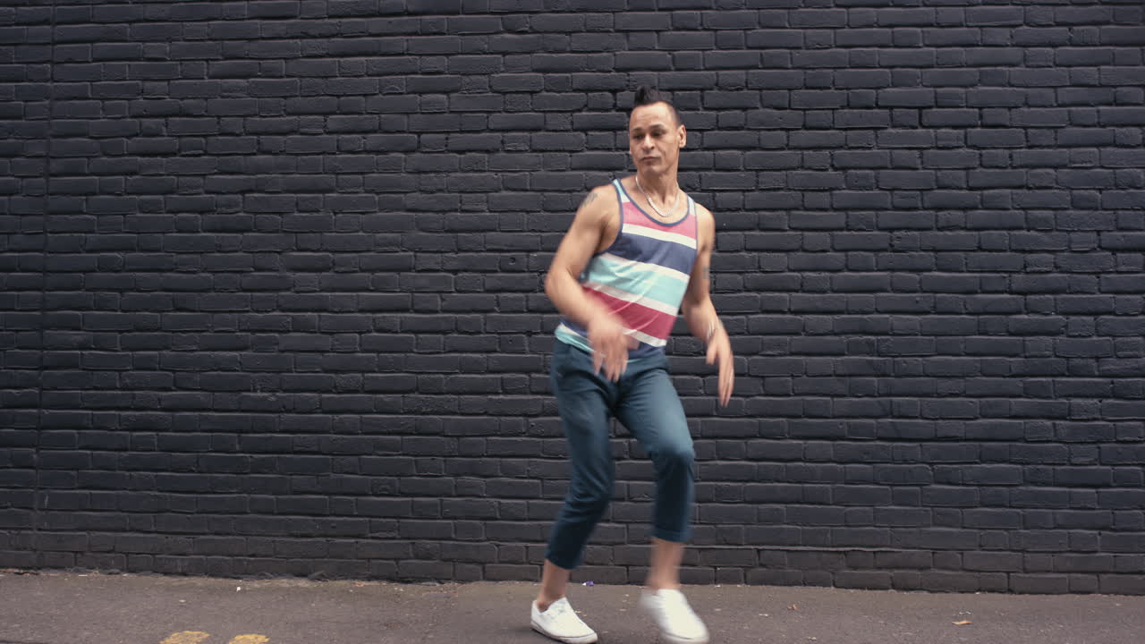 baile en bucle hombre feliz bailando en la calle divirtiéndose celebrando con funky baile en bucle 4k