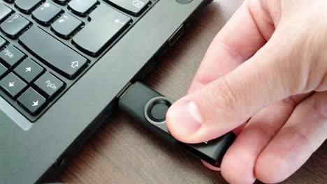 inserte la unidad flash usb en la computadora
