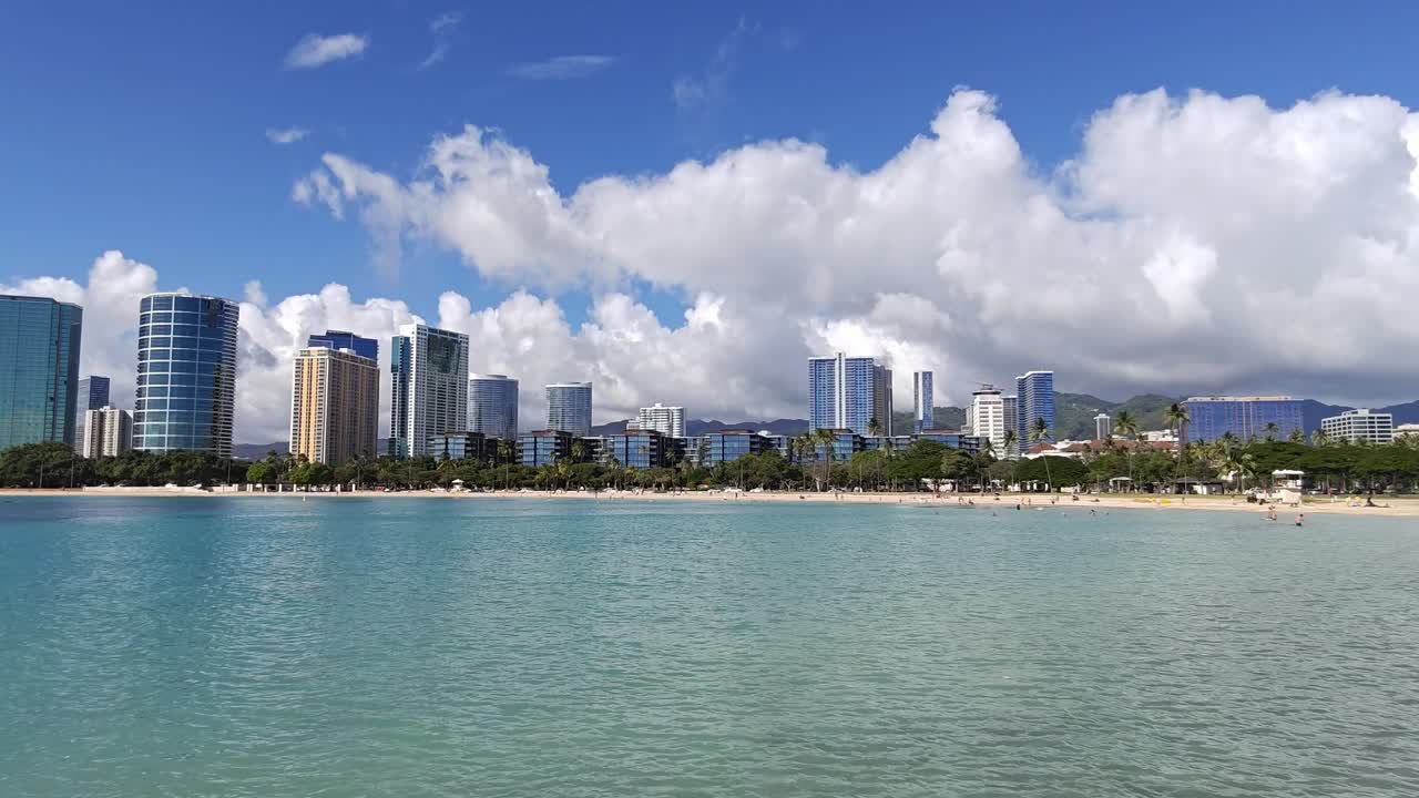Vista del horizonte de Honolulu, Hawái, desde el océano con nubes