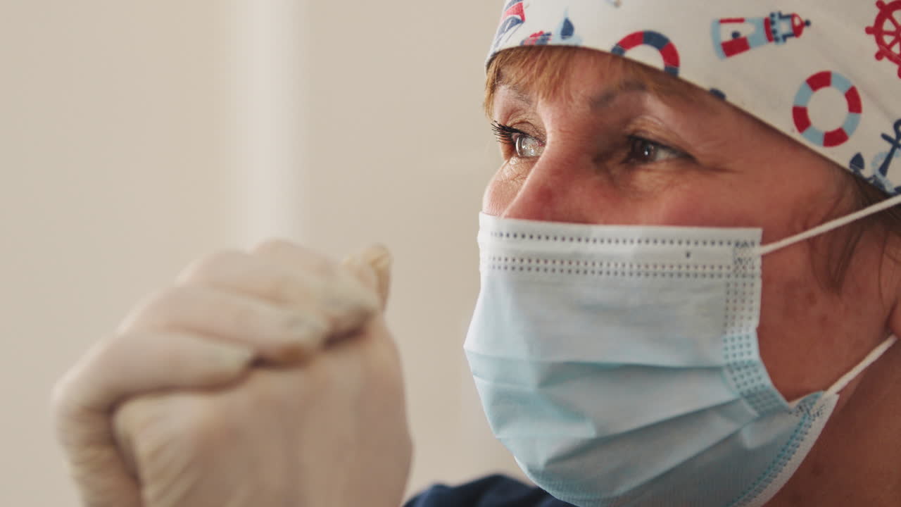 profesionales médicos que usan equipo de protección