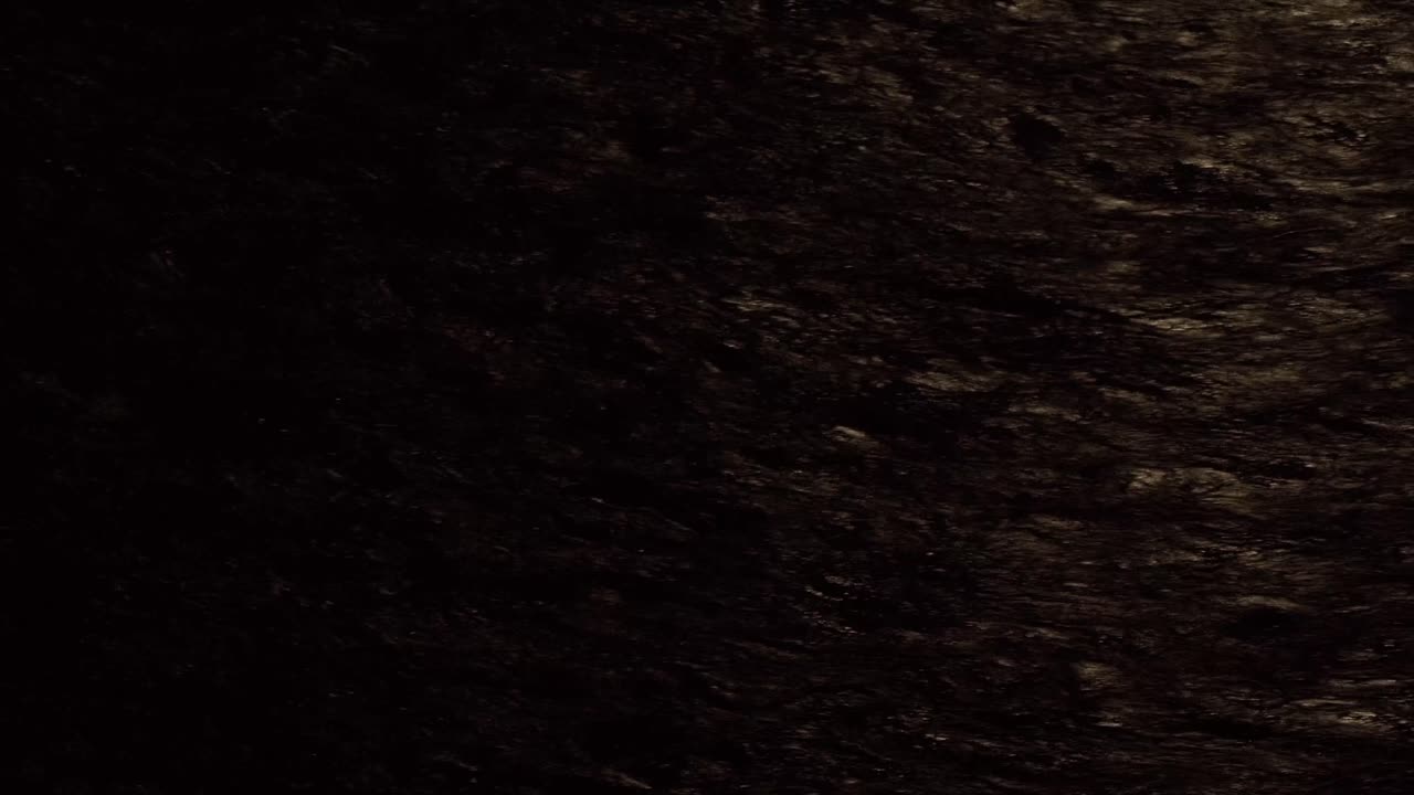 밤에 흐르는 강물 표면에 달의 반사를 볼 수 있습니다