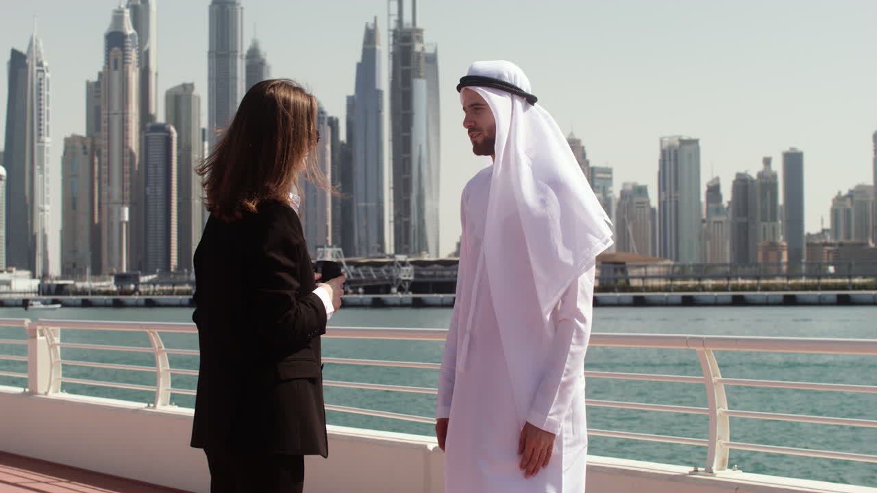 두 사람이 사업에 대해 이야기하고 있습니다.