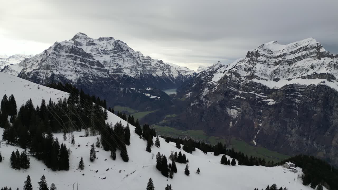 Fronalpstock İsviçre Glarus, İsviçre Alpleri'nde Aşağıdaki Yeşil Vadideki Köyü Hafifçe Ortaya Çıkaran Yan Görünüm