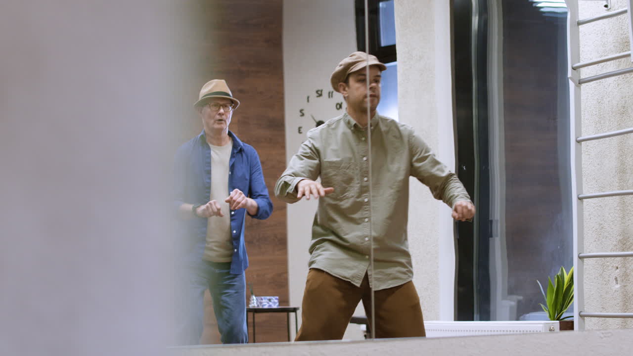 스윙 레슨을 받고 있는 학생들