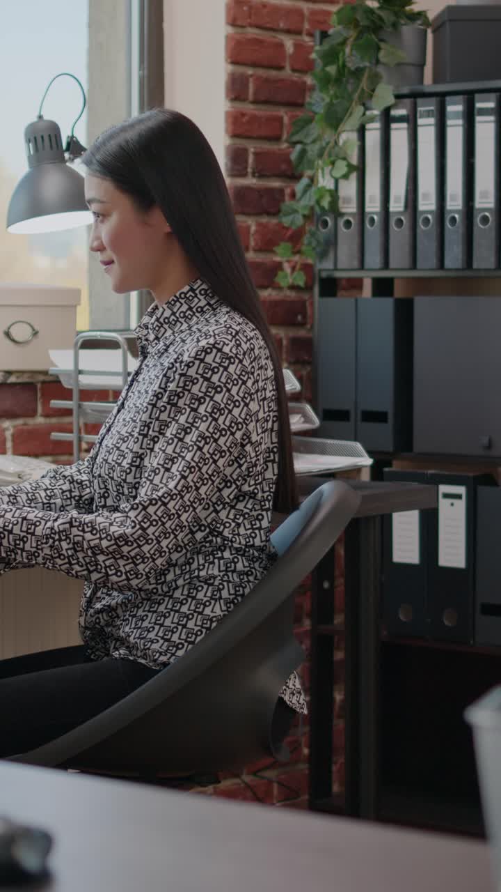 Donna che lavora alla sua scrivania in ufficio