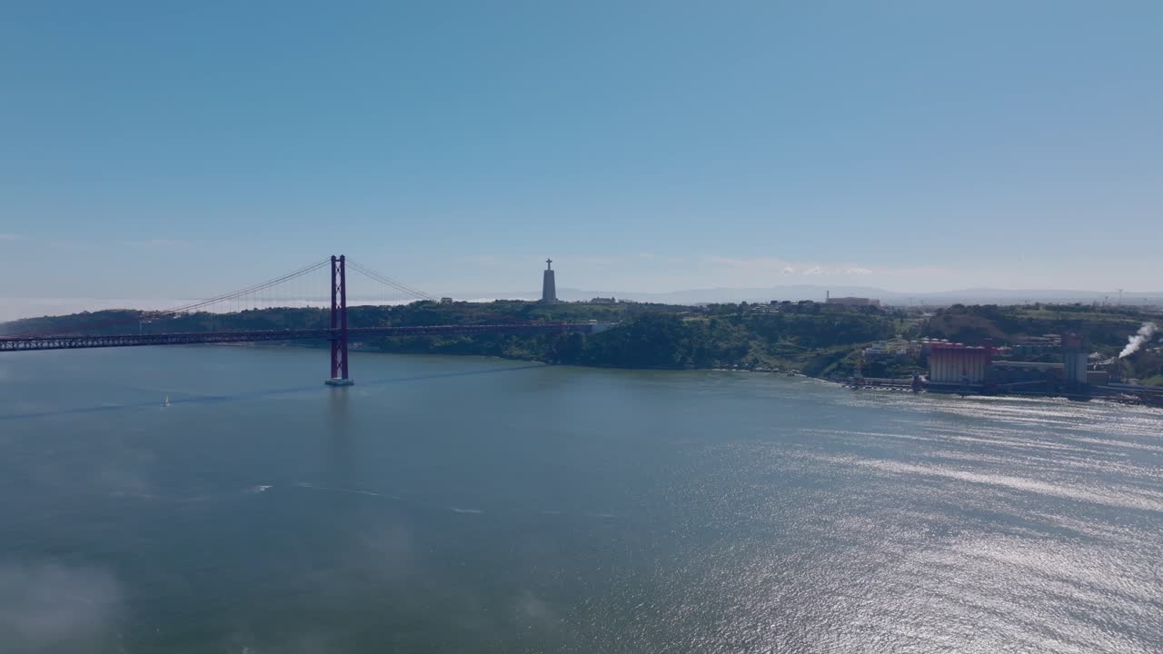 Ripresa con drone del fiume Tejo, del Cristo Rei e del Ponte 25 Abril, a Lisbona