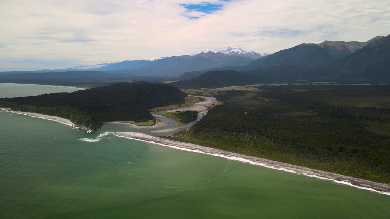 Maestose montagne e mare turchese vicino a Maori Beach in Nuova Zelanda - ripresa aerea