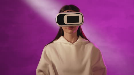 mujer usando gafas de realidad virtual en un colorido fondo de luz de neón 1